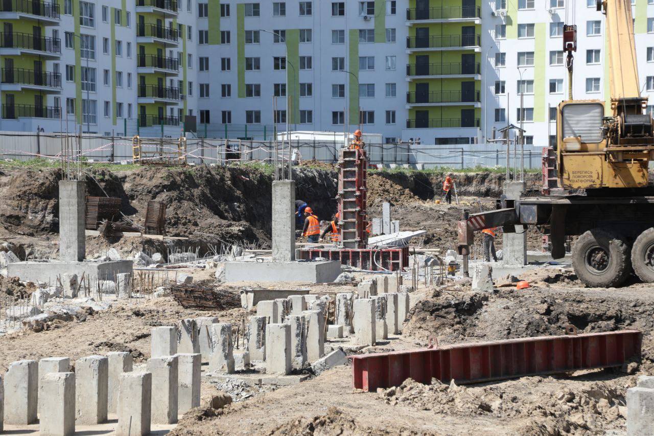 Губернатор Олег Мельниченко держит на личном контроле важные вопросы развития областного центра. Сегодня он выехал на стройплощадки социально значимых объектов в растущих микрорайонах Пензы — Дальнее Арбеково и Заря. В этих районах проживает много молодых семей, поэтому создаются все условия для комфортной жизни. По нацпроекту «Молодежь и дети» началось строительство школы в 7-м микрорайоне, работы идут с опережением графика. Также ведется строительство еще одной школы на 550 мест в микрорайоне «Лугометрия» в рамках проекта комплексного развития территорий по нацпроекту «Инфраструктура для жизни». Особое внимание уделяется транспортной доступности новых микрорайонов. По поручению главы региона на улице Генерала Глазунова обустроена разворотная площадка для автобусов большой вместимости, что позволило продлить до «Лугометрии» работу 4 автобусных и 1 троллейбусного маршрутов. Кроме того, ведется ремонт дороги на улице Новоселов в Заре.