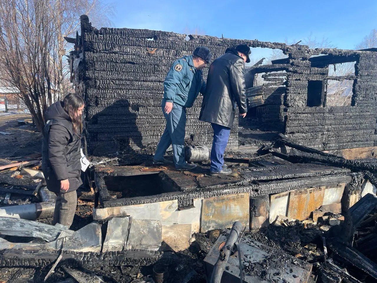 Пенсионерка и 11 летняя девочка погибли в пожаре в Новосибирской области Пожар произошёл в поселке Кошево Мошковского района В огне погибли двое предположительно это женщина 1959 года рождения и 11 летняя девочка сообщили в МЧС по региону К прибытию пожарных дом на улице Садовая был полностью в огне произошло обрушение кровли В течение получаса огнеборцы ликвидировали пожар на общей площади 99 квадратных метров Во время разбора и проливки сгоревших конструкций пожарные обнаружили погибших Фото ru freepik com Подписаться на sibnovosti ru предложить новость