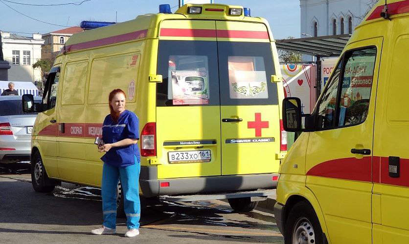 Школьница выпала из двигавшейся маршрутки в Ростове  ЧС случилась днём 4 марта на Таганрогской. 15-летняя девушка выпала из салона, потому что стояла рядом с дверью, которая внезапно открылась во время движения.  Девушка получила травму головы, пострадавшую с места событий забрала скорая.     Предложи нам новость