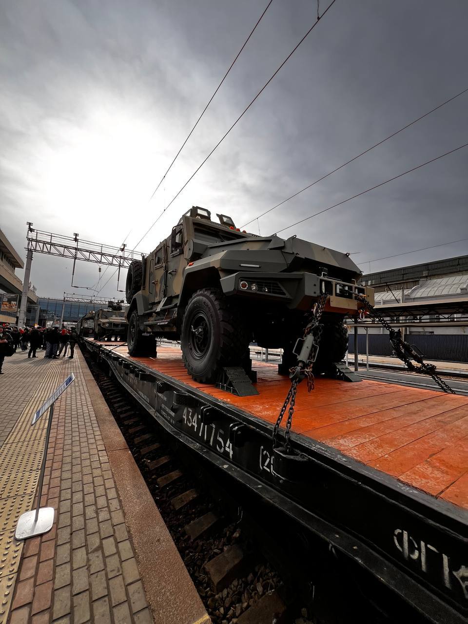 В Ростов перед Днём Победы прибудет ещё один военный поезд-мемориал. Агитпоезд «Единство в памяти. Сила в подвиге» проследует через 67 регионов России. В Ростовской области он побывает 28 апреля. Поезд привезёт с собой выставку военной техники и восемь тематических вагонов с экспозициями. Названия экспозиций такие: «Служение Отечеству – мой выбор», «80 лет Великой Победы», «Время героев выбрало нас», «Невыученные уроки истории», «Победа куется на земле», «Всегда на высоте», «Флот – помним! Чтим! Наследуем!» и «Юнармия: путь защитника». Кроме того, в поезде будет вагон-сцена, с которого выступят творческие коллективы Минобороны. Новости №1 в Ростове Прислать новость/фото
