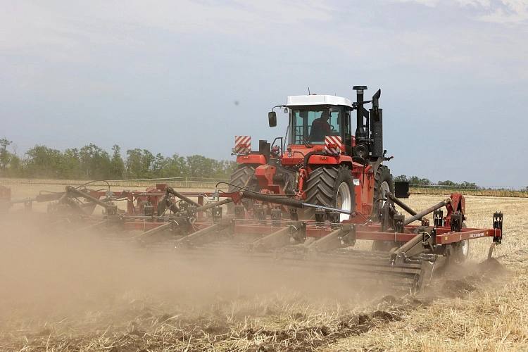 В Константиновском районе с 13 ноября введен режим ЧС из за почвенной засухи Губернатор Ростовской области Юрий Слюсарь подписал распоряжение о введении режима чрезвычайной ситуации связанной с почвенной засухой на территории Константиновского района которое вступило в силу 13 ноября Сложные погодные условия характеризующиеся продолжительным отсутствием дождей и недостатком почвенной влаги в течение года отрицательно сказались на развитии сельскохозяйственных растений в данном и соседних муниципалитетах Проведение осеннего сева происходило в неблагоприятных климатических условиях Тем не менее аграриям удалось перевыполнить плановые показатели по подготовке будущего ур урожая 2026 года на 0 5 осуществив посев озимых культур на общей площади 2 81 миллиона гектаров Введение режима ЧС направлено на поддержку сельхозпроизводителей и предоставляет право на получение страховых компенсаций тем хозяйствам которые заблаговременно застраховали свои посевы Ранее начиная с 10 июня чрезвычайное положение из за засухи было установлено в десяти районах области включая Азовский Белокалитвинский Верхнедонский и другие В соответствии с распоряжением губернатора от 30 июня к ним присоединились Аксайский Багаевский Боковский и еще шесть муниципальных образований В июле перечень пополнили Егорлыкский и Матвеево Курганский районы В течение августа и сентября режим ЧС распространился на Мартыновский Родионово Несветайский Кагальницкий Тацинский Песчанокопский и Волгодонский районы Параллельно в регионе действует федеральный режим чрезвычайной ситуации объявленный в связи с природно климатическими явлениями включающими заморозки и почвенную засуху Примечательно что за предыдущее десятилетие вплоть до 2024 года специальные режимы ЧС связанные с аномальными погодными условиями в области не вводились Подпишись на 1Rnd в МАХ Написать в редакцию