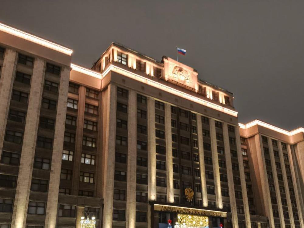 Госдума в третьем чтении приняла закон, вновь разрешающий ФСБ иметь подведомственные СИЗО В изоляторы, подведомственные ФСБ, будут помещать обвиняемых в преступлениях против безопасности государства. Напомним, ФСБ обладала правом иметь отдельные следственные изоляторы до 2006 года. Автор законопроекта, депутат Василий Пискарев рассказал, кто может попасть в подобные места: Закон предусматривает содержание обвиняемых по преступлениям против безопасности государства в отдельных изоляторах, подведомственных ФСБ России. Это позволит повысить эффективность расследования уголовных дел такой категории и гарантированно оградить подследственных шпионов и террористов от несанкционированного общения с подследственными по иным видам преступлений. А кроме того, поможет пресечь попытки иностранных разведок и террористических организаций устанавливать связь со своими агентами, препятствовать ведению следствия и вовлекать их в дальнейшую подрывную деятельность.