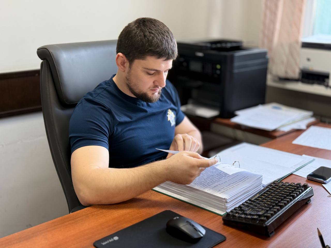 В Республике Дагестан адвокат подозревается в мошенничестве в особо крупном размере Третьим отделом по расследованию особо важных дел СУ СК России по Республике Дагестан по материалам УФСБ России по Республике Дагестан, возбуждено уголовное дело в отношении адвоката Адвокатской палаты Республики Дагестан подозреваемой в мошенничестве в особо крупном размере ч. 4 ст. 159 УК РФ . По версии следствия, подозреваемая, пообещав оказать содействие своей клиентке в изменении меры пресечения ее дочери по уголовному делу, в снисходительном отношении к ней со стороны органов следствия и прокуратуры и в не направлении уголовного дела по подследственности в другой орган, зная, что фактически на это повлиять не может, получила от клиентки денежные средства в сумме 1,2 млн рублей, которыми распорядилась по своему усмотрению. Подозреваемая задержана. Сегодня по ходатайству следствия суд рассмотрит вопрос об избрании в отношении нее меры пресечения. В настоящее время проводятся следственные действия, направленные на закрепление доказательственной базы.