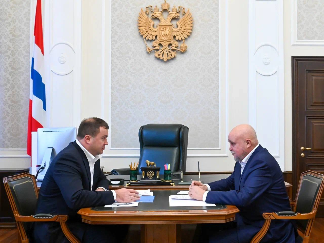 Сергей Цивилев и Виталий Хоценко обсудили работу энергокомплекса Омской области Сергей Цивилев в рамках рабочей поездки в Омскую область провел встречу с главой региона Виталием Хоценко Основные темы встречи Прохождение осенне зимнего периода 2025 2026 годов Все энергообъекты региона получили паспорта готовности к отопительному сезону В преддверии зимы в области был выполнен комплекс работ по ремонту теплосетей Работа будет продолжена и в следующем году при поддержке федерального центра Газификация северных районов В декабре в регионе планируется запуск газораспределительной станции ГРС Тарская которая обеспечит подачу газа в Тарский Знаменский и Тевризский районы Перспективы развития газификации Омской области на период 2026 2030 годов В завершение совещания Сергей Цивилев подчеркнул что совместная работа региональной и федеральной власти способствует дальнейшему развитию энергокомплекса Омской области и повышает качество жизни населения Минэнерго России в МАХ