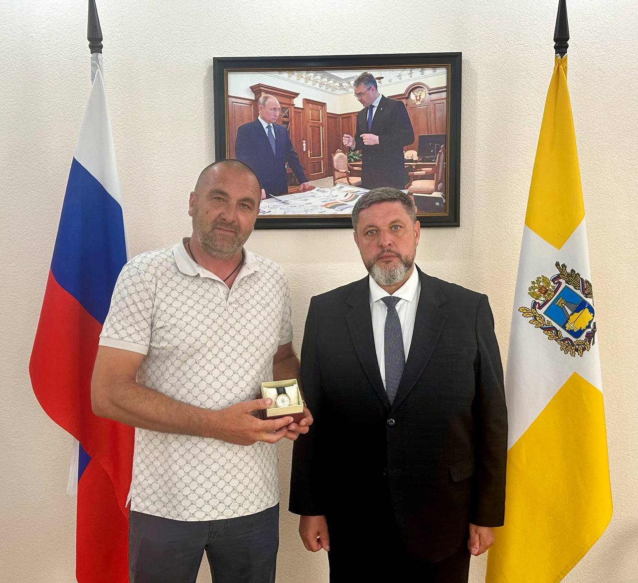 Вручил часы Думы Ставропольского края Щербаку Данилу Фёдоровичу, депутату Думы Кировского округа, и Саварцову Максиму Александровичу, начальнику Советского территориального отдела, в знак глубокой благодарности за их неоценимую помощь в поддержке фронта. Данил Фёдорович активно содействует в приобретении всего необходимого для наших бойцов на передовой, а Максим Александрович не раз доставлял гуманитарный груз к нашим землякам. #МыВместе #Своихнебросаем
