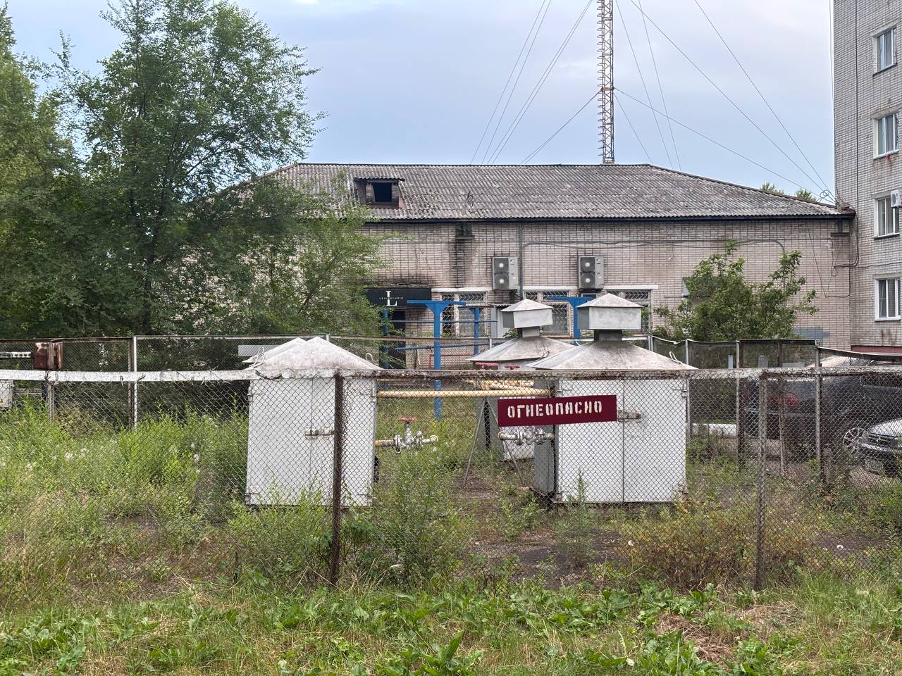 До обеда планируют восстановить газоснабжение в десяти домах в Биробиджане  1 июля в 09:45 на газораспределительном узле  ГРУ  №24 по ул. Бумагина, 1 произошло аварийное отключение газоснабжения по техническим причинам.  Под отключение попали 10 многоквартирных домов по адресам:  ул. Пионерская, 70, 70а, 72б, 74, 74а, 70а  ул. Бумагина, 1, 1а, 3, 5.  "Ремонтные работы по устранению причин, повлекших отключение, будут выполнены, 2 июля, до обеда. Газоснабжение будет восстановлено", — сообщила Анна Фёдорова, и. о. начальника департамента по строительству и ЖКХ правительства ЕАО.    Все НОВОСТИ ЕАО в одном месте  жми    Прислать новость