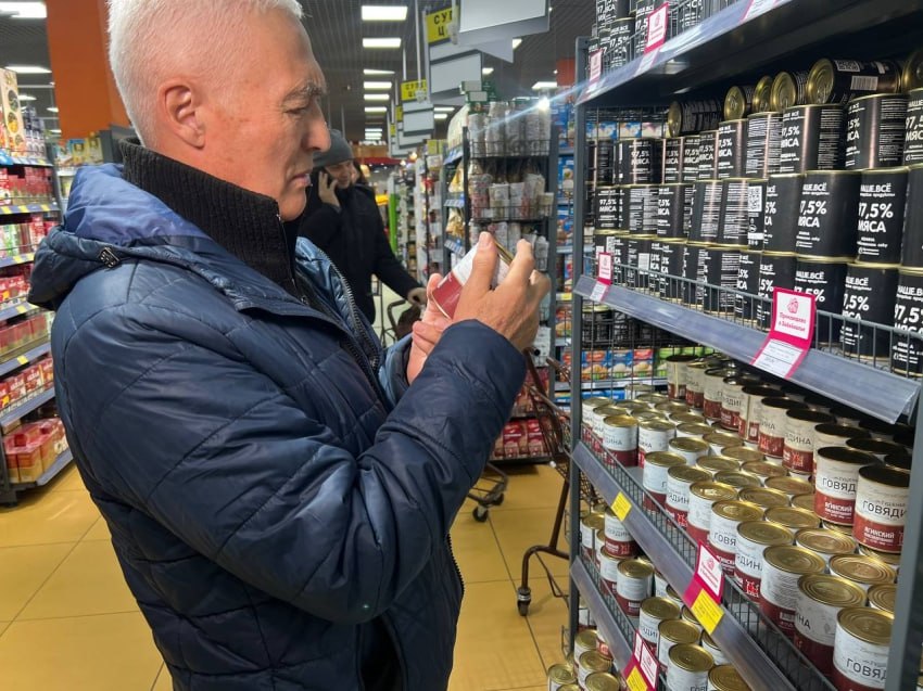 Жителям Забайкалья сообщили о поддельной тушенке, имитирующей продукт «Бурятмяспром» ⏺По данным Управления Роспотребнадзора по Забайкальскому краю, на территории Забайкальского края зафиксирована реализация контрафактной продукции. Об этом необходимо знать потребителям и организаторам торговли. «В Шилкинском округе покупателем приобретена продукция изготовителя «Бурятмяспром», название которой, согласно информации на потребительской упаковке: «Говядина тушеная высший сорт. ГОРТ». Оригинальное название указанного продукта другое: «Говядина тушеная высший сорт. ГОСТ», — сказала замначальника отдела потребрынка Минэкономразвития Забайкалья Наталья Михалева. ⏺Она добавила, что результаты испытаний показали, что содержимое консервированного продукта не содержит мяса, а состоит из воды, специй, соевого текстурата. «Кроме того, внутренняя поверхность консервной банки не имеет покрытия, обеспечивающего безопасность продукции, цифровая идентификация товара на крышке консервов не соответствует ГОСТ. Обращаем внимание потребителей и организаций торговли на эти поддельные банки», — добавила Наталья Михалева. Подписывайтесь: