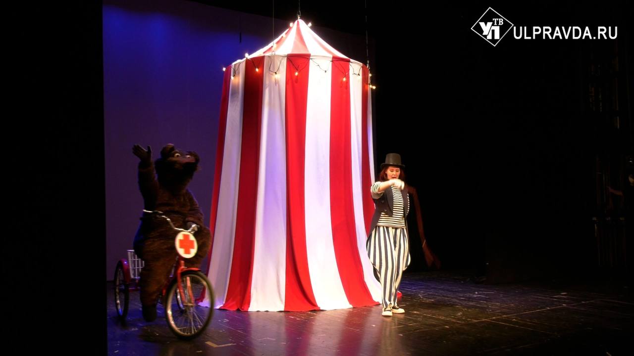 На сцене Ульяновского театра кукол проходит межрегиональный фестиваль «КИНДЕР-ФОРМАТ». Восемь детских коллективов, прошедших отбор, покажут спектакли на настоящей театральной сцене. На церемонии открытия побывала наша съёмочная группа.