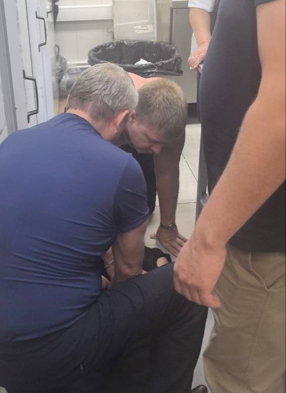 Спасение в аэропорту Забайкальские медики спасли жизнь девушке в уфимской воздушной гавани Они возвращались со Всероссийского конгресса У нас задержали рейс поэтому мы сидели в зале ожидания Услышали крик о помощи Сразу отозвались На месте без сознания и признаков дыхания оказалась сотрудница кухни девушка лет 20 Мы с коллегой сразу начали оказывать первую медицинскую помощь Я снял свою футболку свернул её в валик и подложил под плечи и голову девушки чтобы на всякий случай избежать удары об кафель и обеспечить проходимость дыхательных путей рассказал главный врач Карымской ЦРБ Сергей Варванский Мир не без добрых людей и профессионалов своего дела Фото Минздрав Забайкальского края