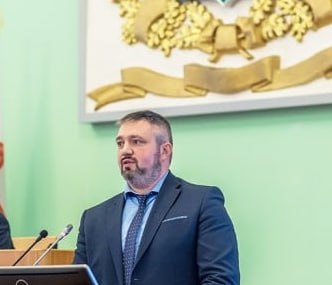 Назначен новый руководитель управления главы Башкирии по социальным коммуникациям.  Пиарщиком Радия Хабирова стал  46-летний Дмитрий Черенков — заместитель Елены Прочаковской.  Напомним, экс-чиновницу обвинили в мошенничестве. Когда Прочаковская работала в Красногорске, она фиктивно устроила подругу в МФЦ.    Подпишись на «Короче, Стерлитамак»