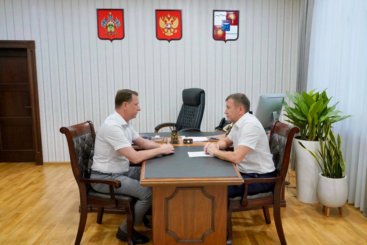 В Сочи активно реализуются поручения Президента России и губернатора Краснодарского края по развитию газоснабжения. С начала года введены в эксплуатацию газопроводы в Головинке и Якорной Щели, подключены сети к двум Вечным огням. На встрече с генеральным директором компаний «Газпром газораспределение Краснодар» и «Газпром межрегионгаз Краснодар» Геннадием Павловичем Нараевым обсудили дальнейшую стратегию.   В рамках программы социальной догазификации заключено свыше 5,9 тысячи договоров, газ подведён к более чем 2,1 тысячи домам и четырём тысячам участкам. Жители могут воспользоваться комплексной услугой в «Сочигоргазе», включая внутренние работы по госрасценкам.     Продолжается работа по расширению газовых сетей в отдалённых районах. Ведутся строительные работы в Лоо и проектирование межпоселковых газопроводов. Мы прилагаем максимальные усилия, чтобы обеспечить голубым топливом всех жителей курорта в кратчайшие сроки.    #ГлаваСочи #ЖКХСочи #ДогазификацияСочи