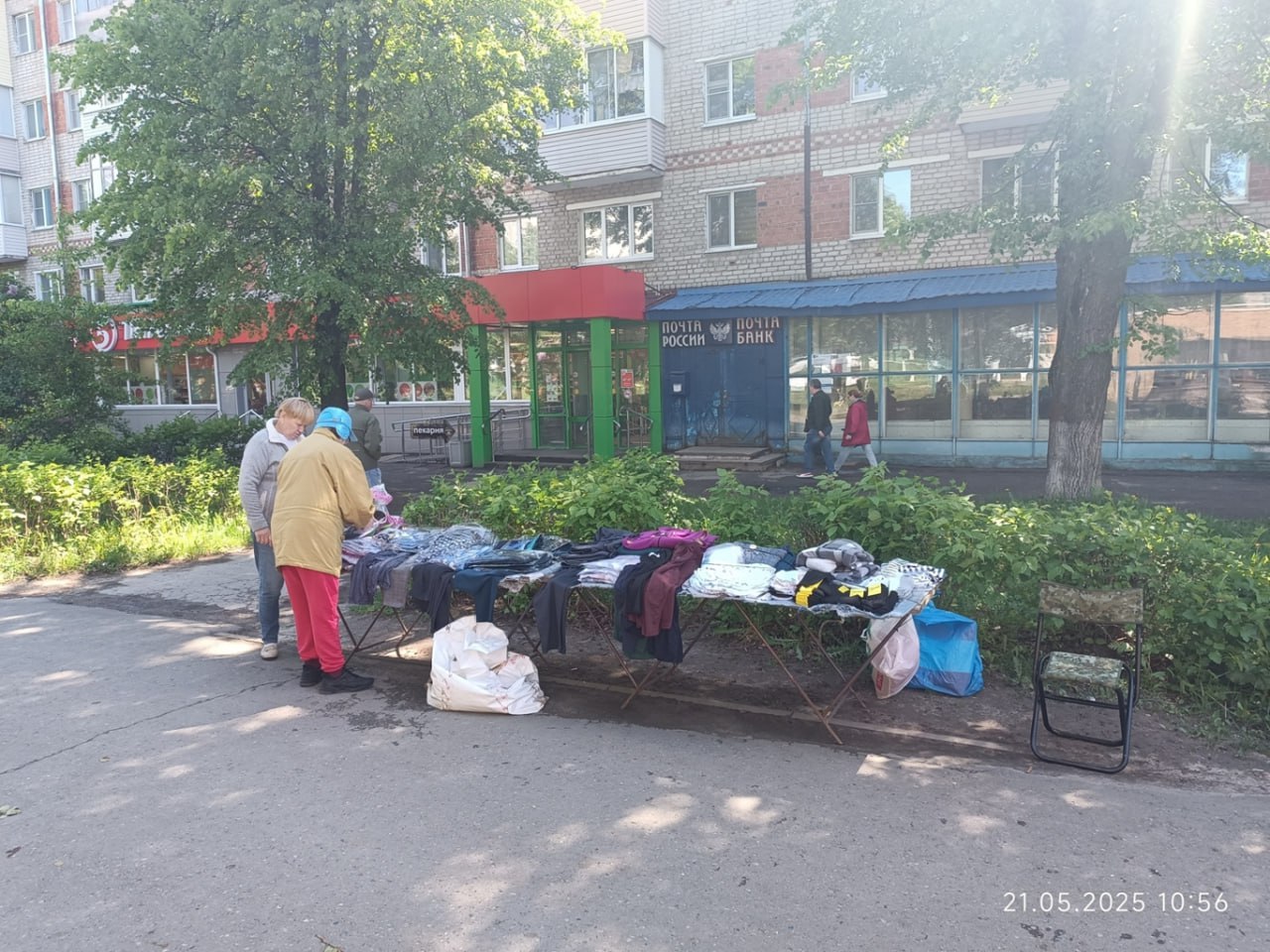 Рейд против незаконной уличной торговли прошел в Новочебоксарске. В одном из популярных мест стихийной торговли – в районе дома № 23 по ул. Винокурова – его провели специалисты отдела экономического развития и торговли горадминистрации и сотрудники Отдела МВД России по г. Новочебоксарск. В этом месте нередко размещаются продавцы трикотажных изделий без соответствующих разрешений. Поводом для осмотра стали обращения местных жителей. Во время мероприятия продавец свернул торговлю до составления протокола. Он был предупреждён о возможных административных штрафах за нарушение правил торговли. Также участники рейда провели разъяснительную работу с гражданами у соседней торговой площадки у дома № 21. Там выявили случаи размещения товара вне установленных торговых мест.