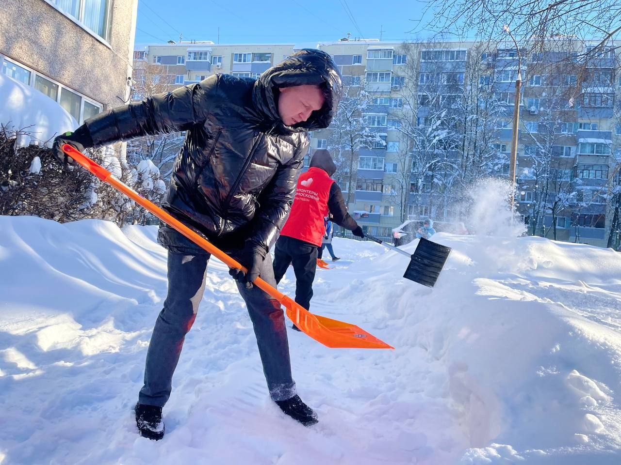 Снег на парковках не оправдывает владельцев оставивших машины на тротуаре За нарушение грозит штраф в размере 1 тыс рублей сообщил ТАСС член комитета Мособлдумы Михаил Ждан На фото сам депутат с лопатой