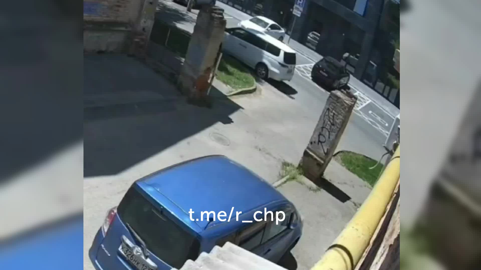 Два подростка на электросамокате столкнулись с автомобилем в Краснодаре