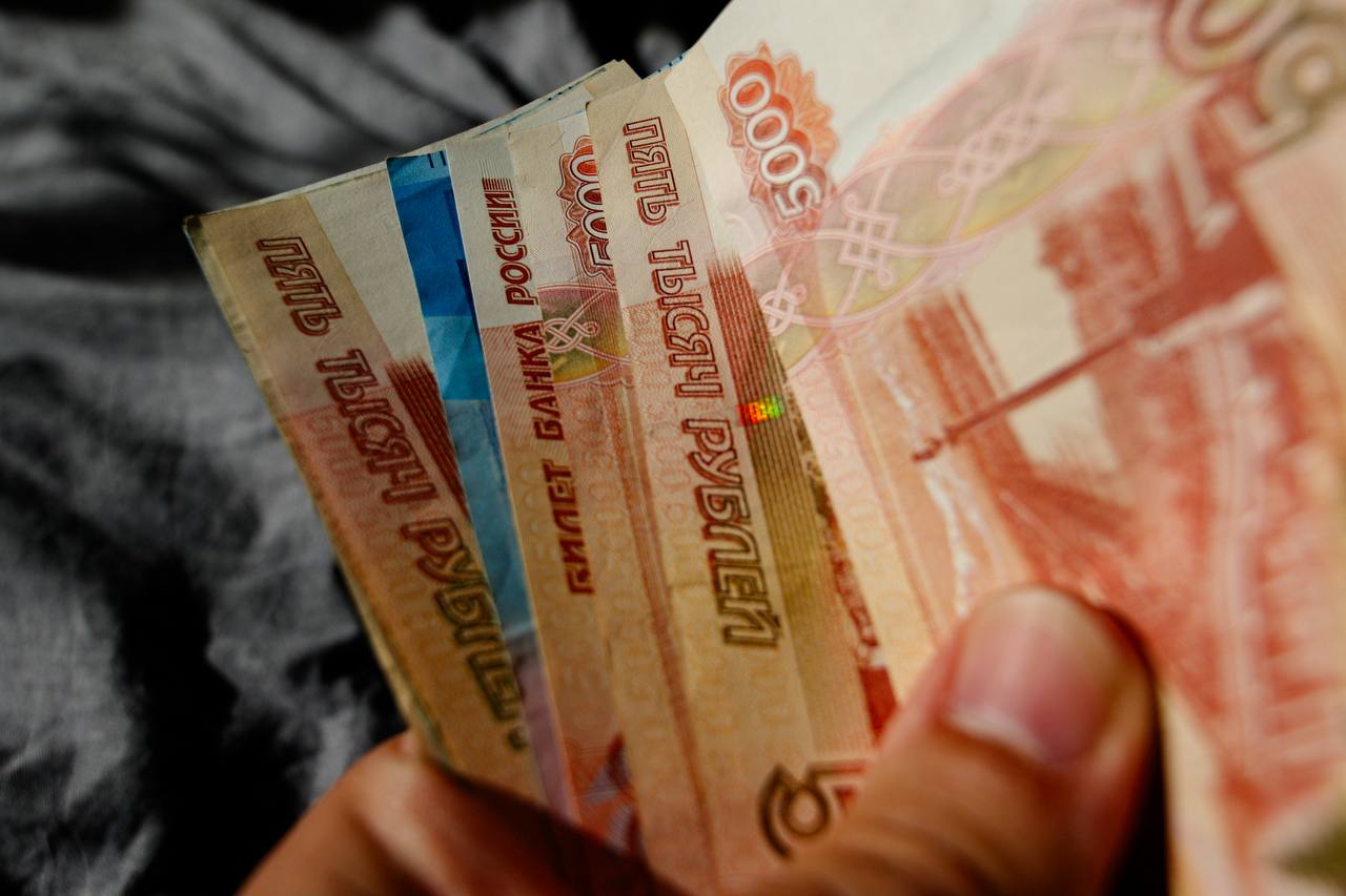 В Татарстане беременные студентки смогут получить 100 тысяч рублей Минтрудом РТ подготовлен регламент определяющий порядок назначения единовременной выплаты беременным студенткам Согласно проекту приказа право на получение выплаты имеют граждане РФ зарегистрированные в РТ и обучающиеся по очной форме в образовательных организациях республики Размер единовременной выплаты составляет 100 тысяч рублей Заявление на получение средств можно подать не ранее наступления срока беременности 12 недель и не позднее даты родов Уведомление о решении по заявке будет направляться заявителям в день его принятия Основания для отказа несоответствие заявителя требованиям непредоставление необходимых документов или наличие в них недостоверных сведений наличие задолженности по уплате налогов и страховых взносов перед бюджетами KazanFirst   в бот