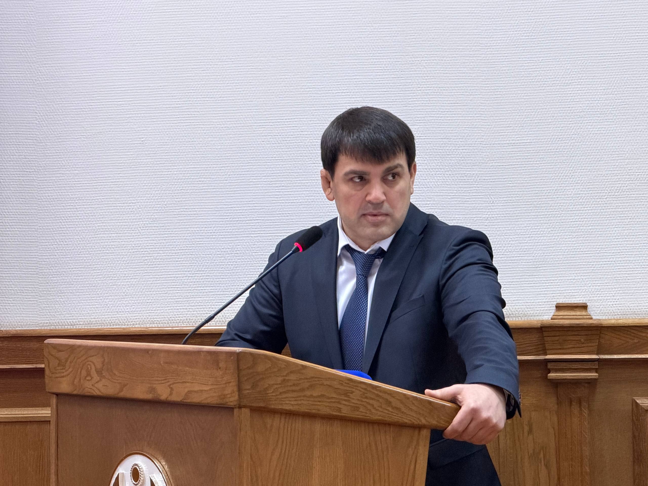 Все парки Махачкалы практически полностью освободили от нестационарных торговых объектов Об этом сообщил первый заместитель главы города Магомедали Саидов Он озвучил краткий отчет курируемых подразделений и поделился значимыми результатами за ноябрь В области жилищно коммунального хозяйства и благоустройства Администрацией города Махачкалы запланировано создание 1 500 контейнерных площадок для размещения контейнерных баков для сбора ТКО Данная цифра рассчитана исходя из норматива и численности фактически проживающего на территории города населения На сегодняшний день в реестре контейнерных площадок числится 1 188 контейнерных площадок укомплектованных 5 995 контейнерными баками По его словам в ноябре УЖКХ приобретено дополнительно 100 контейнерных баков Также Магомедали Саидов подчеркнул работу по установке пандусов для маломобильных категорий граждан Магомедали Саидов поделился достигнутыми результатами в парках и скверах столицы Дагестана Он рассказал что на сегодняшний день территории всех парков и скверов практически полностью освобождены от торговых объектов В том числе в ноябре месяце произведен демонтаж 7 ми незаконно размещенных торговых объектов Кроме того проведена большая работа по очистке озеленению а также по оснащению видеокамерами системами оповещения и освещения территории