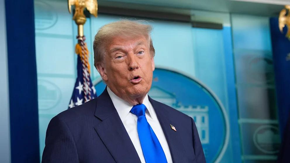 «Президент превысил свои полномочия». Суд в США заблокировал указ Трампа о запрете на убежище для мигрантов  Федеральный суд США приостановил реализацию одного из первых указов Дональда Трампа, направленного на ужесточение миграционной политики. Речь идет о подписанном в день инаугурации документе, которым президент запрещал просить убежище тем, кто пересекает границу с Мексикой. Судья Рэндольф Мосс постановил, что «президент превысил свои полномочия».  В 128-страничном решении Мосс отметил, что ни иммиграционное законодательство, ни Конституция США не дают главе государства права отменять существующие процедуры предоставления убежища. Судья постановил, что даже несмотря на «серьезные вызовы», связанные с нелегальной миграцией, Трамп не вправе игнорировать законы.  Сразу после вступления в должность Трамп объявил на южной границе страны режим чрезвычайной ситуации и заявил, что США «столкнулись с вторжением». Его указ отменял возможность подачи прошения о защите для всех, кто попадал в страну через Мексику. Белый дом уже пообещал обжаловать решение суда.   «Окружной судья не имеет полномочий мешать президенту Трампу и США защищать нашу границу от потока иностранцев, пытающихся проникнуть в страну незаконно», — заявила пресс-секретарь администрации Трампа Эбигейл Джексон.