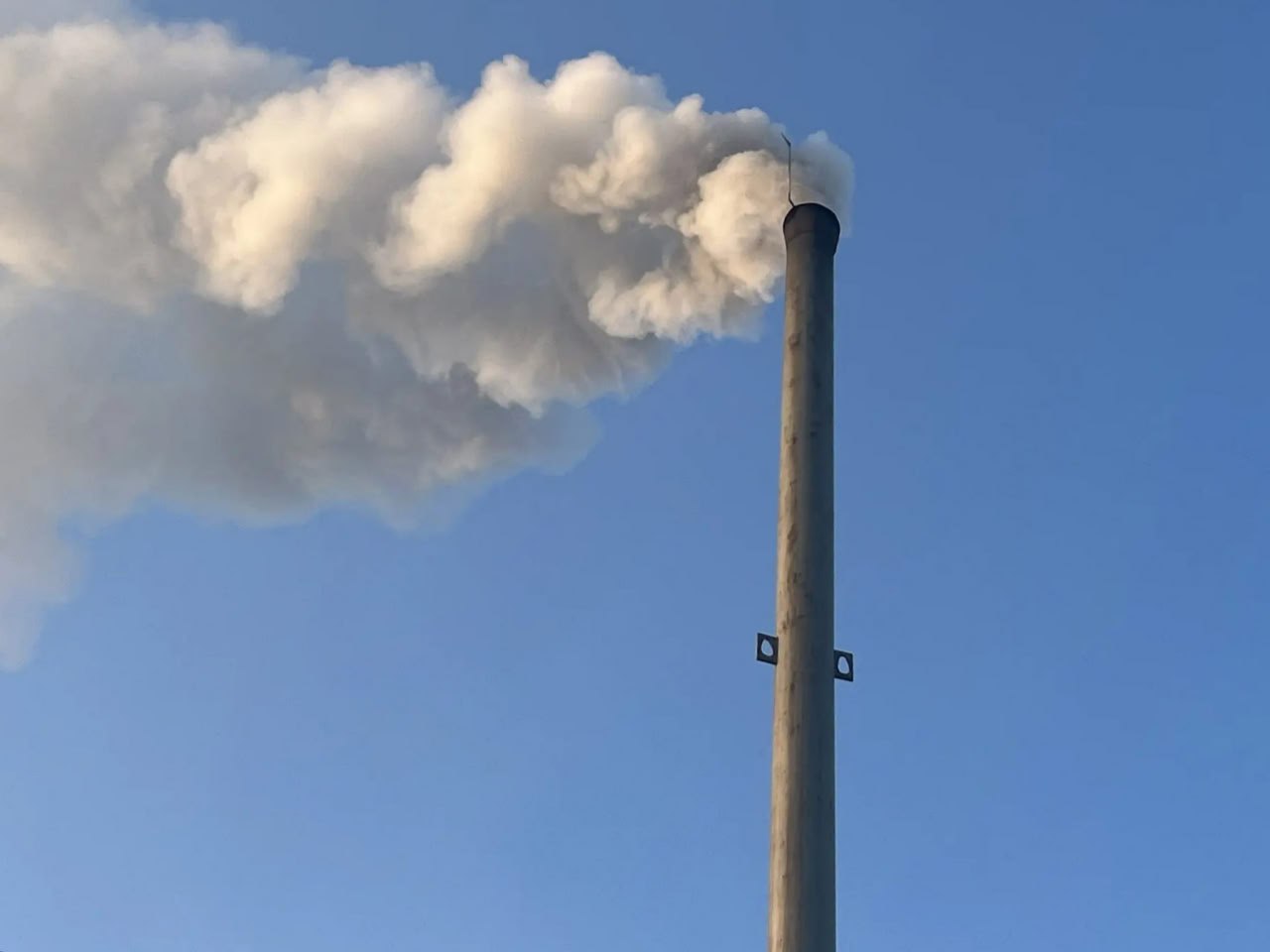 Три предприятия в Красноярске привлекут к ответственности за загрязнение воздуха в дни НМУ Инспекторы минэкологии выявили нарушения природоохранного законодательства у организаций расположенных на ул 2 я Брянская АО Почта России промплощадка 1 и ООО Орбита а также у организации на ул Ястынская ООО КМУ Гидромонтаж Среди нарушений отсутствие установок очистки газа и планов по снижению выбросов в период НМУ эксплуатация котлов с ручной загрузкой а некоторые предприятия не состоят на учете в Росприроднадзоре Все материалы по нарушениям которые были зафиксированы в ходе проверок передали в прокуратуру для привлечения виновных к ответственности им грозят штрафы до 500 тысяч рублей Дополнительно мы направим исковые заявления в суд на демонтаж опасных источников выбросов В очередной раз призываем предпринимателей перейти на экологичные виды отопления рассказала первый замминистра экологии края Юлия Гуменюк Больше оперативной информации в МАХ