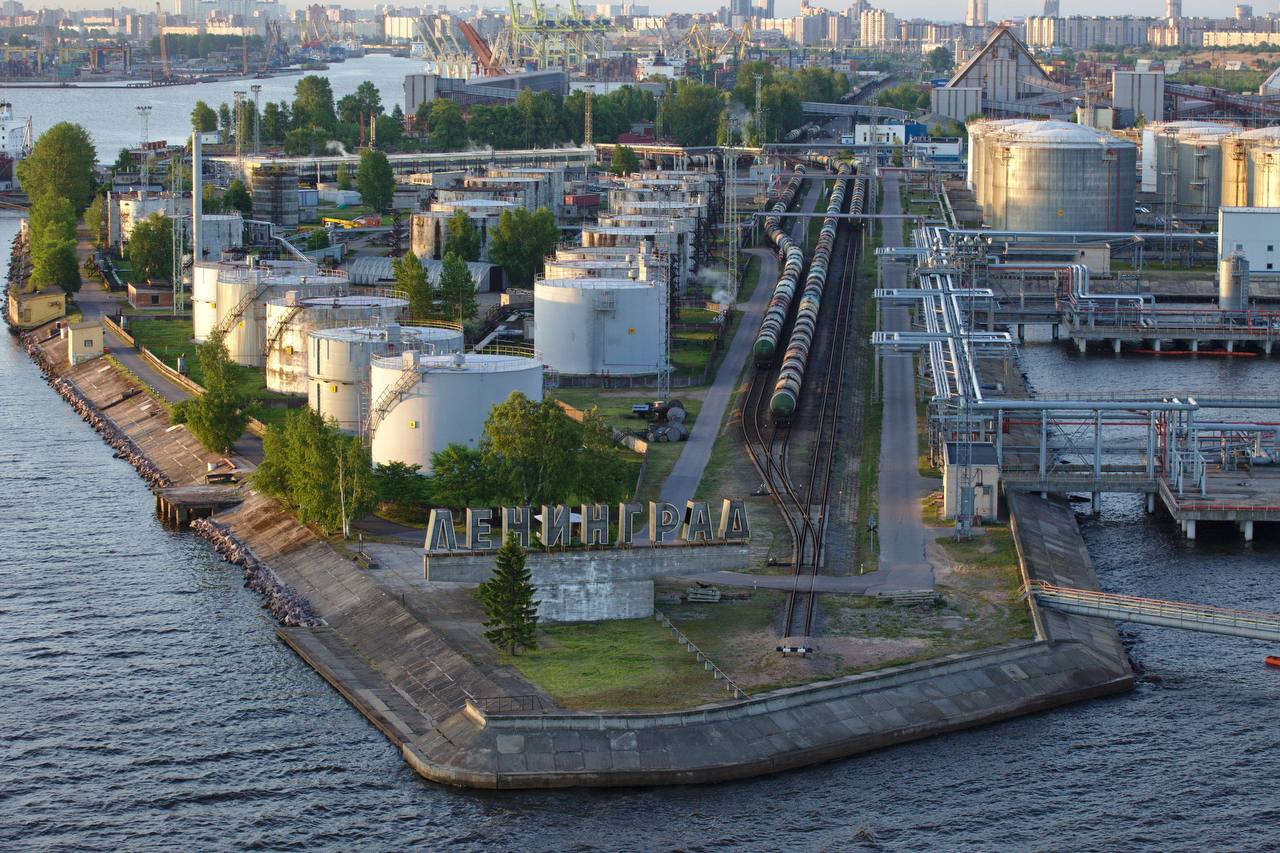 Суд отказал Росимуществу в проведении собрания акционеров Петербургского нефтяного терминала несмотря на контрольный пакет акций Это решение было принято уже после того как в октябре ведомство добилось в кассации по другому делу права на 55 акций ПНТ Государство претендовало на этот пакет в связи с тем что по версии Генпрокуратуры перераспределение акций между иностранными владельцами офшорными компаниями произошло без согласования с российскими властями Подробнее в новом материале ДП Антон Ваганов ДП Подписаться на ДП в Telegram MAX