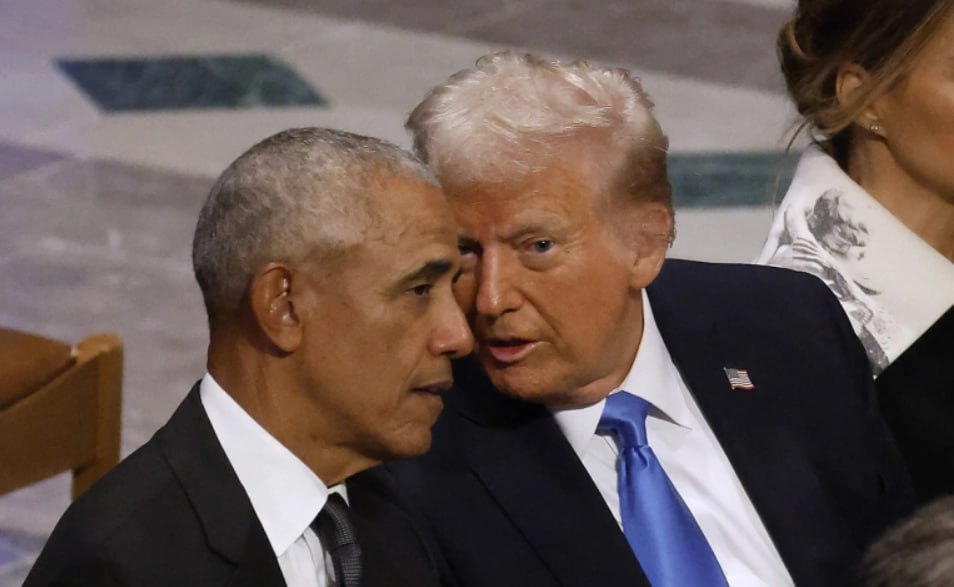 Президент США Дональд Трамп предложил бывшему главе государства Бараку Обаме сыграть в гольф во время неожиданной беседы на похоронах 39 го лидера страны Джимми Картера в январе рассказал журналист ABC News Джонатан Карл в своей книге Возмездие Дональд Трамп и кампания изменившая Америку есть в распоряжении РБК Журналистам удалось заснять как два политика оживленно общались сидя рядом перед началом панихиды Разговор проходил в непринужденной атмосфере Трамп и Обама активно жестикулировали и улыбались Примечательно что сначала Обама прошел мимо Трампа поздоровавшись с бывшим вице президентом Майком Пенсом Однако этой партии в гольф так и не суждено было состояться Спустя несколько месяцев Трамп выдвинул в адрес Обамы серию бездоказательных обвинений в том числе публично обвинил его в государственной измене говорится в книге Фото Chip Somodevilla Getty Images Следить за новостями РБК в Telegram