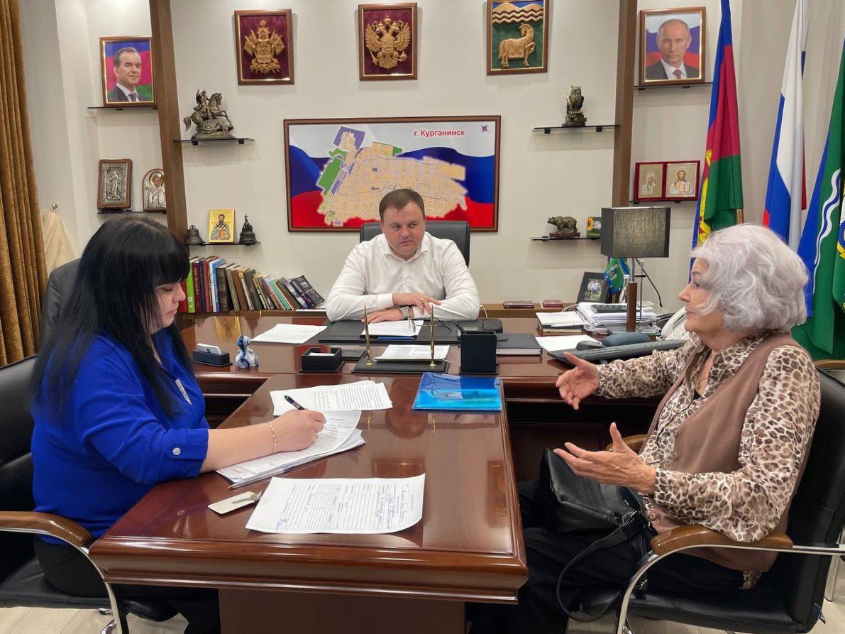 К главе города – с предложениями  Глава Курганинского городского поселения Василий Руденко провел прием граждан.   Как рассказал в своих социальных сетях Василий Павлович, жители города обратились с вопросами благоустройства, асфальтирования дорог, с жалобами  на соседей и  просьбой по установке освещения на одной из улиц города.  - Активные горожане пришли с предложениями - организовать турнир в поддержку участников СВО,  оказать помощь с помещением для клуба по интересам, где могли бы собираться курганинцы «серебряного» возраста.  В  рамках своих  полномочий рассмотрел все обращения, какие-то вопросы удалось решить на месте, по остальным продолжим работу, - отметил Василий Павлович.  ГЛАВНЫЕ НОВОСТИ