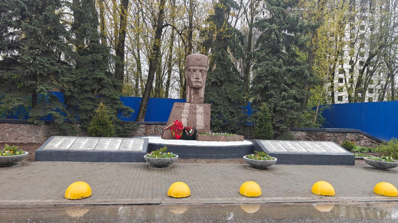 Памятник "Боец": реконструкцию провели, но есть нюанс Администрация Московского района сегодня сообщила, что компания SetlGroup завершает реконструкцию памятника сотрудникам Ленмясокомбината им. С. М. Кирова, погибшим в годы Великой Отечественной войны. Наш сосед Artur Prilepskii прислал фотографии: территория открыта, мощение заменено, установлены новые вазоны, высажены кусты и цветы, покрашены плиты. Памятник и прилегающая территория больше не выглядят заброшенными, однако соседи заметили недочёты в работе. Надеемся, после установления сухой и тёплой погоды они будут устранены.