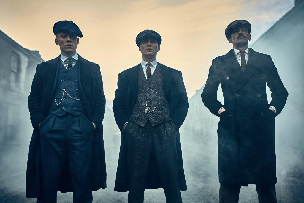 Netflix и BBC официально работают над продолжением Острых козырьков Одобрено два новых сезона по шесть серий сюжет сиквела сосредоточится на новом поколении семьи Шелби и перенесёт зрителей в Бирмингем 1953 года время послевоенного восстановления города Мегахорош LOLZTEAM Подписаться