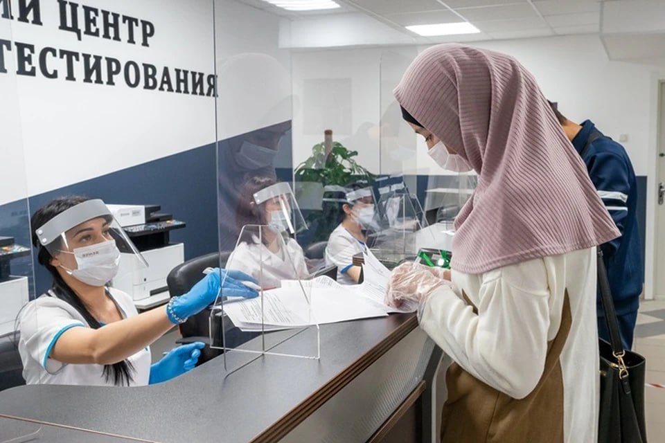 В 2024 году ХМАО потратил треть миллиарда бюджетных средств на медпомощь мигрантам Почти 340 млн рублей ушло на эти цели из регионального фонда ОМС. В общей сложности медуслуги получили здесь 8379 мигрантов. По словам заместителя губернатора Югры Всеволода Кольцова, факт наличия иностранного гражданства для системы здравоохранения не является условием, которое препятствует оказанию медицинской помощи: все, кто получил помощь по ОМС, находятся в правовом статусе - либо имеют патенты, либо являются нанятыми сотрудниками югорских компаний. Однако на вопрос депутатов, сколько средств возместили приезжие или их работодатели, докладчик и представитель территориального фонда ОМС ответить не смогли, хотя, казалось бы, как может фонд ОМС не знать о финансовых потоках внутри своей системы! Напомним, что самыми популярными именами новорожденных в ХМАО за первые два месяца этого года стали Мухаммад и Амина.