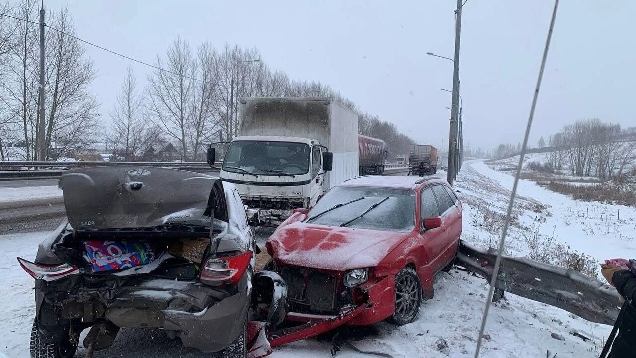 Появились видео очевидцев массовой аварии под Красноярском, где столкнулись 10 машин.  На трассе Р-255 «Сибирь» возле поселка Емельяново утром 10 марта произошли три аварии подряд, в которых оказались повреждены 10 автомобилей. По данным ГАИ, никто не пострадал.  Из-за затора оказался затруднен проезд в сторону аэропорта Красноярска. В ГАИ пояснили, что причиной ДТП мог стать утренний снегопад, который значительно ухудшил ситуацию на дорогах.  #красноярск  Бабр Медиа