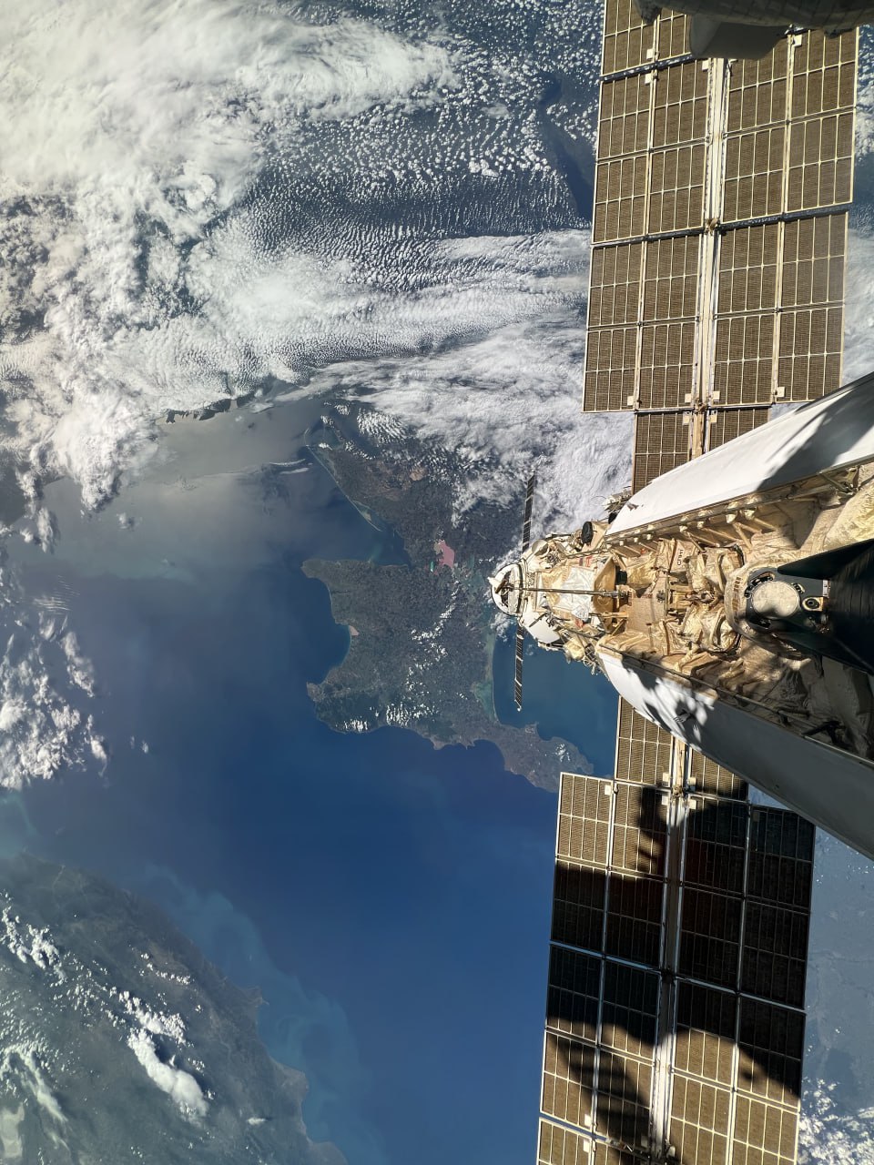 Космонавт поделился редким фото Крыма из космоса Летчик космонавт Олег Артемьев разместил в своем Telegram канале захватывающий снимок Крымского полуострова сделанный с борта Международной космической станции Фото Олег Артемьев Tg Подписывайся на truekpcrimea