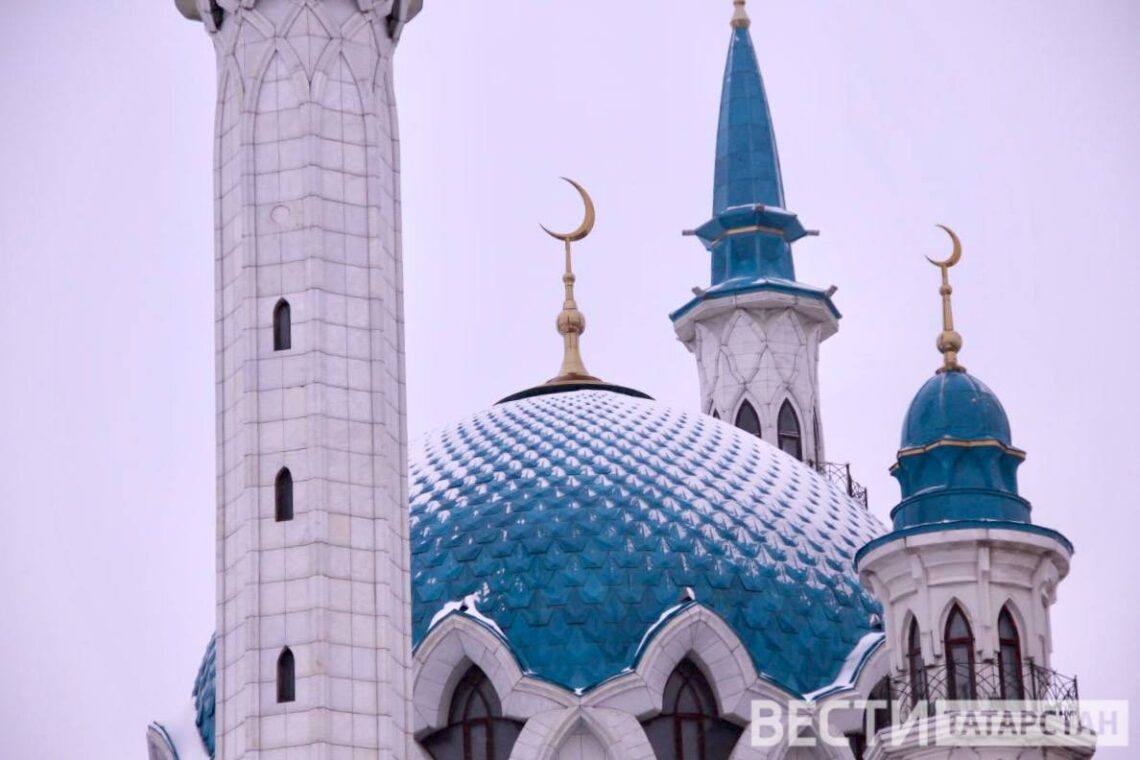 Татарстанцам объяснили когда начнется Рамадан и сколько продлится ураза в 2026 году Рамадан в 2026 году начнется вечером 18 февраля а первый день поста выпадет на 19 февраля Он продлится 29 дней завершаясь 19 марта после чего 20 марта в Татарстане отметят Ураза байрам официальный выходной В этот священный месяц мусульмане соблюдают пост воздерживаясь от еды и воды в светлое время суток совершают таравих намаз и уделяют внимание чтению Корана и благим делам Подписаться Сообщить новость   Вести Татарстан в MAX