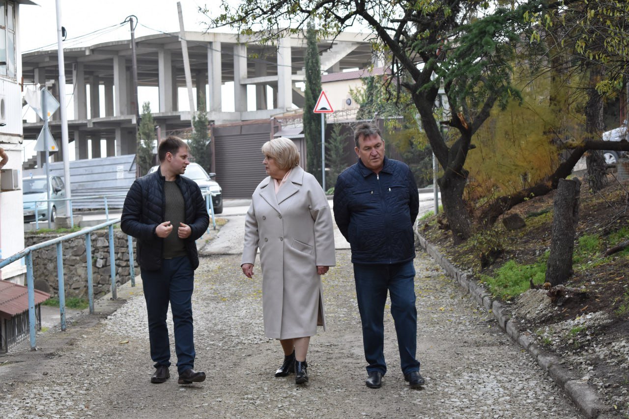 Совместно со специалистами администрации города проверила ход работ по обустройству пешеходных зон в микрорайоне Мирный и на улице Ленина.  В ходе выезда сделала замечание за нарушение сроков и качество выполнения работ подрядными организациями. Повторный выезд запланировала через неделю.  #Алушта #ГалинаОгнёва #АдминистрацияАлушты