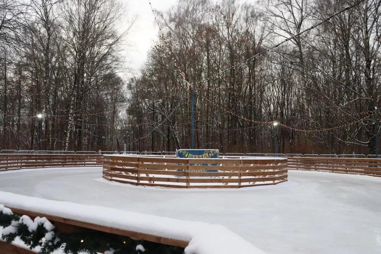 В парке Дубки открылся каток Площадка будет работать со вторника по воскресенье но учитываем что покрытие естественное поэтому режим работы зависит от погоды Расписание сеансов 10 00 11 15 12 00 13 15 14 00 15 30 17 00 18 15 19 00 20 30 21 15 22 30 этот сеанс будет организован только в новогодние каникулы В будни входной билет для взрослого стоит 350 рублей для ребенка до 14 лет 150 В выходные и праздничные дни цены выше для взрослого 500 рублей для ребенка до 14 лет 250 рублей Стоимость проката коньков составляет 150 рублей Читать новости без интернета в МАХ