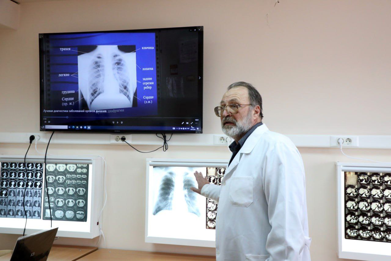 Сегодня 8 ноября отмечается международный день врача рентгенолога С помощью рентгеновских лучей врачи могут заглянуть внутрь человеческого тела без хирургического вмешательства