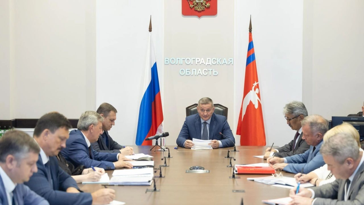 Бочаров поручил усилить меры безопасности из-за жары в Волгограде Прогноз погоды указывает на сохранение сухой и аномально жаркой погоды на территории региона в течение всего лета. Это создает повышенные риски — в первую очередь, для граждан с хроническими заболеваниями, пожилых и детей. Губернатор Андрей Бочаров поручил профильным ведомствам и муниципалитетам обеспечить строгий контроль за реализацией комплекса мер безопасности. В числе ключевых указаний — корректировка режима работы детских дошкольных учреждений и летних лагерей для минимизации пребывания детей на открытом солнце. Особое внимание уделено обеспечению гидратационного баланса. Бочаров заявил о необходимости организовать бесперебойную работу систем водоснабжения, включая уличные фонтанчики. Для поддержки пожилых жителей запланировано развертывание специальных пунктов здоровья на базе аптек и крупных торговых объектов. Там они смогут отдохнуть в прохладном помещении и измерить давление. С целью снижения тепловой нагрузки на инфраструктуру и создания более комфортных условий, будут обеспечены бесперебойная работа фонтанов и систем полива, а также регулярный полив водой участков дорожного полотна с высокой транспортной нагрузкой. Подписаться