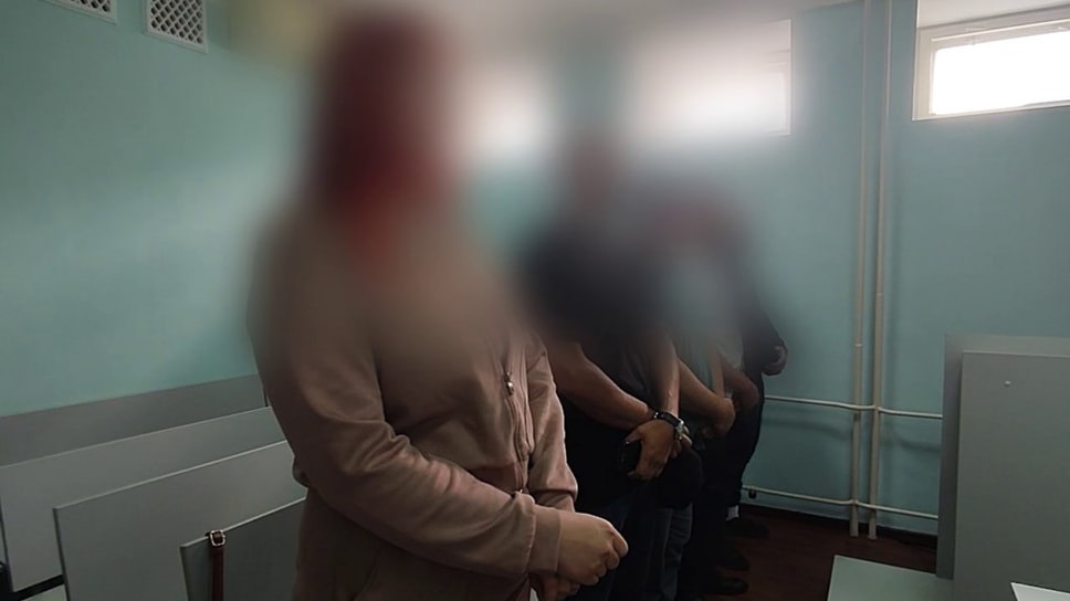 Дзержинский районный суд Ярославля вынес приговор пятерым участникам этнической преступной группы организовавшим незаконное пребывание иностранцев в России через фиктивные браки Один из подсудимых получил 2 года 4 месяца колонии строгого режима остальные от 1 5 до 2 5 лет условно Приговор не вступил в силу Фото УФСБ по Ярославской области Еще больше новостей в Telegram канале Ъ Ярославль