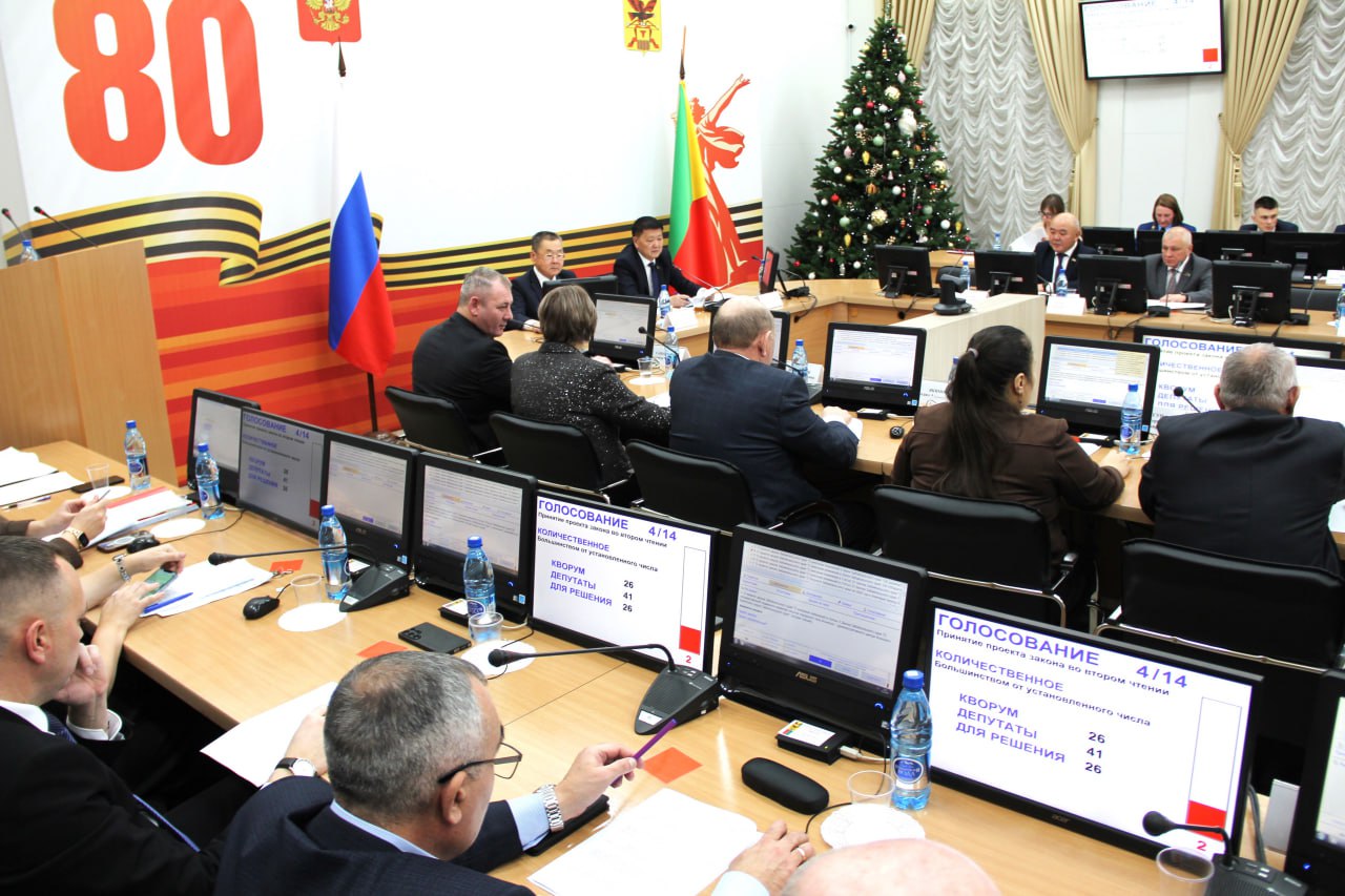 В Забайкалье введены штрафы за парковку у мусорных контейнеров Соответствующий проект закона на декабрьской сессии принят в окончательном чтении В законодательстве региона установлена административная ответственность за нарушение запрета на размещение транспортного средства создающего препятствия для сбора и вывоза твердых коммунальных отходов Мера введена для обеспечения беспрепятственного проезда специализированной техники к местам накопления мусора в периоды предусмотренные графиком вывоза отходов Исключением станет транспорт размещенный для предотвращения и пресечения правонарушений проведения спасательных аварийно восстановительных и других неотложных работ В качестве наказания гражданам будет грозить штраф в размере от 1 до 3 тыс рублей должностным лицам от 3 до 10 тыс рублей юрлицам от 10 до 50 тыс рублей Полномочием по рассмотрению дел наделены административные комиссии zabdeputat