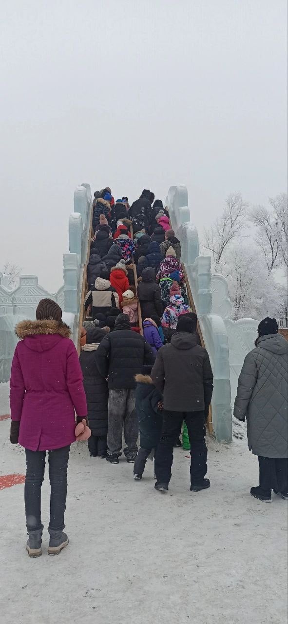 Погода внесла свои коррективы в работу ледовых горок.  В Абакане в эти дни образовалась огромная очередь на самый востребованный зимний аттракцион главной елки, так как из-за теплой погоды пришлось закрыть горки, построенные рядом. По информации мэрии, работники ЖКХ уже восстанавливают ледовое покрытие на этих катушках.  А вот в Черногорске пришлось вовсе закрыть единственную зимнюю забаву. В парке "Виктория - Победа" установленный каток не работает. Администрация сообщила, что остановить работу ледовой горки пришлось из-за погодных условий, но жители пишут в соцсетях, что горка была построена не совсем правильно и при спуске дети больно ударялись об лед копчиком.   Не можем утверждать что стало истинной причиной закрытия зимнего аттракциона, но надеемся, что в скором времени недостатки устранят и жители города угольщиков смогут вдоволь насладиться  зимними катаниями на городской елке.  Фото Шанс