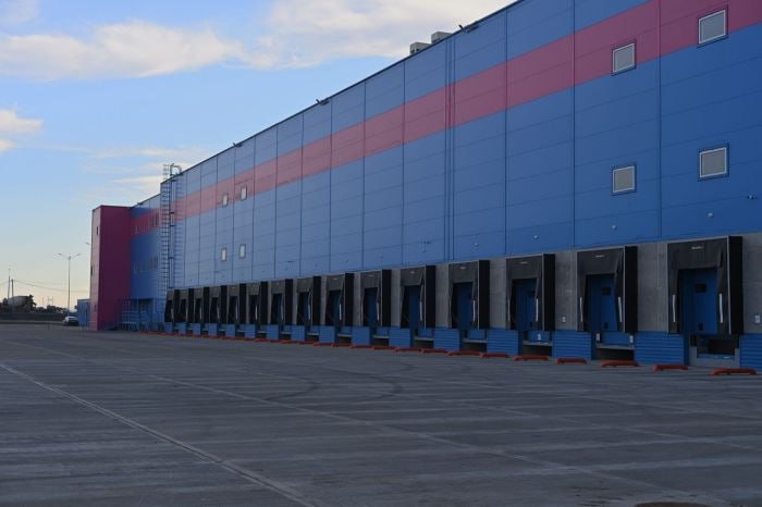 Ozon планирует построить новый логистический центр в Якутске Соответствующее соглашение подписали в ходе Восточного экономического форума ВЭФ глава Республики Саха Якутия Айсен Николаев вице президент Ozon по взаимодействию с органами государственной власти Дмитрий Ким и учредитель Северной логистической компании Константин Лукьянов После запуска в 2027 году логистический объект сможет обрабатывать более 480 тыс заказов ежедневно а на площади 40 тыс кв м по полу разместятся более 17 млн товаров Общие инвестиции в проект превысят 8 5 млрд рублей При этом инвестиции застройщика Северной логистической компании составят 6 млрд рублей а собственные инвестиции маркетплейса в техническое обеспечение 2 5 млрд рублей Спрос на онлайн покупки в республике растет Новый фулфилмент центр позволит удовлетворить его и значительно сократить сроки доставки как по региону так и по всему Дальнему Востоку Сегодня в Якутии 152 тыс клиентов Ozon на 65 больше чем в 2024 году За год они сделали 1 5 млн заказов что в два раза превышает показатель предыдущего года Количество местных продавцов на платформе Ozon за три года увеличилось в пять раз