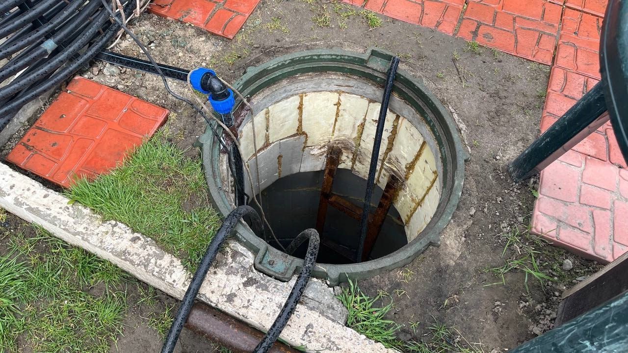 Режим повышенной готовности введут из-за обрушения ливнёвки На улице Саввы Кожевникова в Кировском районе обнаружено обрушение ливневого коллектора. Это привело к размытию и обвалу дороги. Городские службы переведены в режим повышенной готовности, чтобы предотвратить дальнейшие деформации. Мэр поручил службам устранить проблему. Департаменту дорожно-благоустроительного комплекса поручено контролировать работы, а МКУ «Гормост» займётся устранением причин обрушения. Все работы будут проводиться под контролем городских служб для обеспечения безопасности и предотвращения новых аварий. Фото: Горсайт носит иллюстративный характер Прислать новость