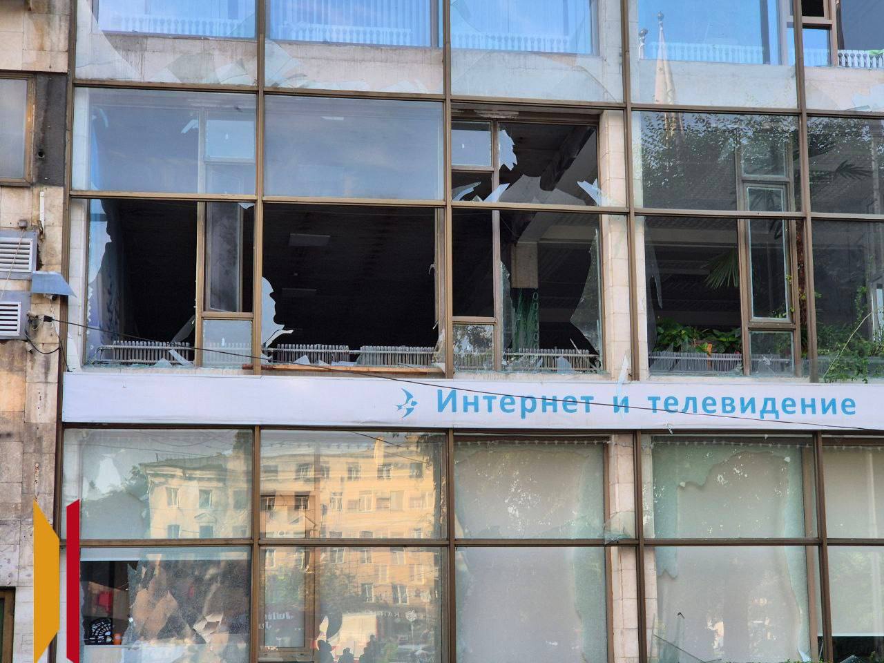 Выбиты окна, тротуар завален стеклом: показываем последствия атаки ВСУ на Воронеж В центре города украинские дроны повредили окна и фасад одной из жилых многоэтажек. Кроме того, ущерб получили несколько киосков и авто, частный дом на окраине Воронежа и еще один в области, сообщил губернатор Александр Гусев. В результате несколько человек обратились к медикам с легкими ранениями. По словам губернатора, им уже оказали помощь. : РИА Воронеж Царьград.ТВ — Не боимся говорить правду Подпишись