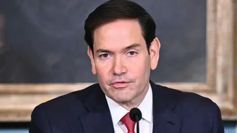 США ВВОДЯТ САНКЦИИ ПРОТИВ ПА И ООП Нет категорий Вашингтон ограничит передвижение палестинских чиновников — это ответ на признание Палестины рядом стран. США объявили санкции против Палестинской администрации ПА и Организации освобождения Палестины ООП : теперь их представителям запретят въезд в страну. Это решение связано с недавней конференцией ООН, где Франция, Великобритания и Канада поддержали признание независимого палестинского государства. Вашингтон обвинил ООП и ПА в попытках «интернационализации конфликта» через суды вроде МУС и МСП, а также в поощрении насилия и поддержке террористов. В ответ в ПА назвали шаг США Теги: Нет тегов