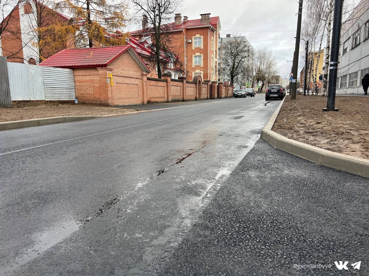 В Череповце завершились дополнительные ремонты дорог. В результате проведения конкурсных процедур образовалась экономия, которой хватило на решение первоочередных задач.  Асфальт и бордюры заменили на Верещагина на участке от Данилова до Октябрьской набережной и на Дзержинского от Карла Либкнехта до Красного переулка. Также на этих участках обновились и тротуары.  Дефект дорожного полотна исправили в районе автобусной остановки на Молодежной, 19.  Большой ремонт пришел и на Кабачинскую. Здесь строители проложат под существующими дорогами железобетонные трубы, которые позволят отвести от участков воду в период половодья и не допустить подтопления дороги.  Эти дорожные ремонты в Череповце стали финальными. Новый сезон стартует весной с ремонта улиц Городского питомника и Устюженской  от Стройиндустрии до Мира . Подрядчик уже определен, контракт с ним подписан.