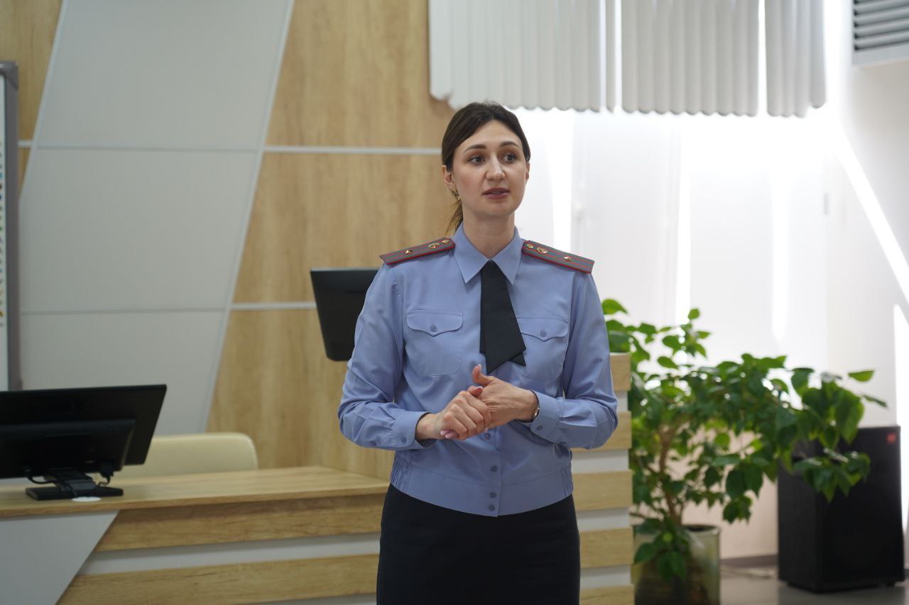 #акция_мвд #кибербезопасность Полезный диалог о вопросах кибербезопасности В Витебском областном институте развития образования прошла встреча по вопросам безопасности в киберпространстве. Спикером выступила старший оперуполномоченный отделения по противодействию киберпреступности Октябрьского РОВД Витебска майор милиции Ксения Березовская. В своем выступлении офицер милиции обратила внимание присутствующих о необходимости быть внимательными при совершении банковских операций, покупках на интернет-площадках, а также при общении с неизвестными. Она рассказала о всевозможных сценариях обмана граждан и способах вовлечения их в киберпреступную цепочку. Правоохранитель отметила, что попасться на уловки кибермошенников может кто угодно, поэтому в любой ситуации необходимо, в первую очередь, проверять информацию через официальные каналы связи. - Сейчас активно проходит республиканская профилактическая акция "На страже цифровой безопасности", одной из задачей которой является предупреждение о возможных последствиях. Нам необходимо научить людей действовать по ситуации и совместно выработать модель поведения, - говорит Ксения Березовская. - Для этого на примерах жертв кибермошенников мы рассказываем о различных способах совершения обмана, где досконально разбираем ситуации. Уважаемые граждане! Будьте осторожны при общении в мессенджерах и чатах. Никому не предоставляйте свои персональные данные. Не забывайте про пожилых родителей. Расскажите им об основных схемах мошенничества.
