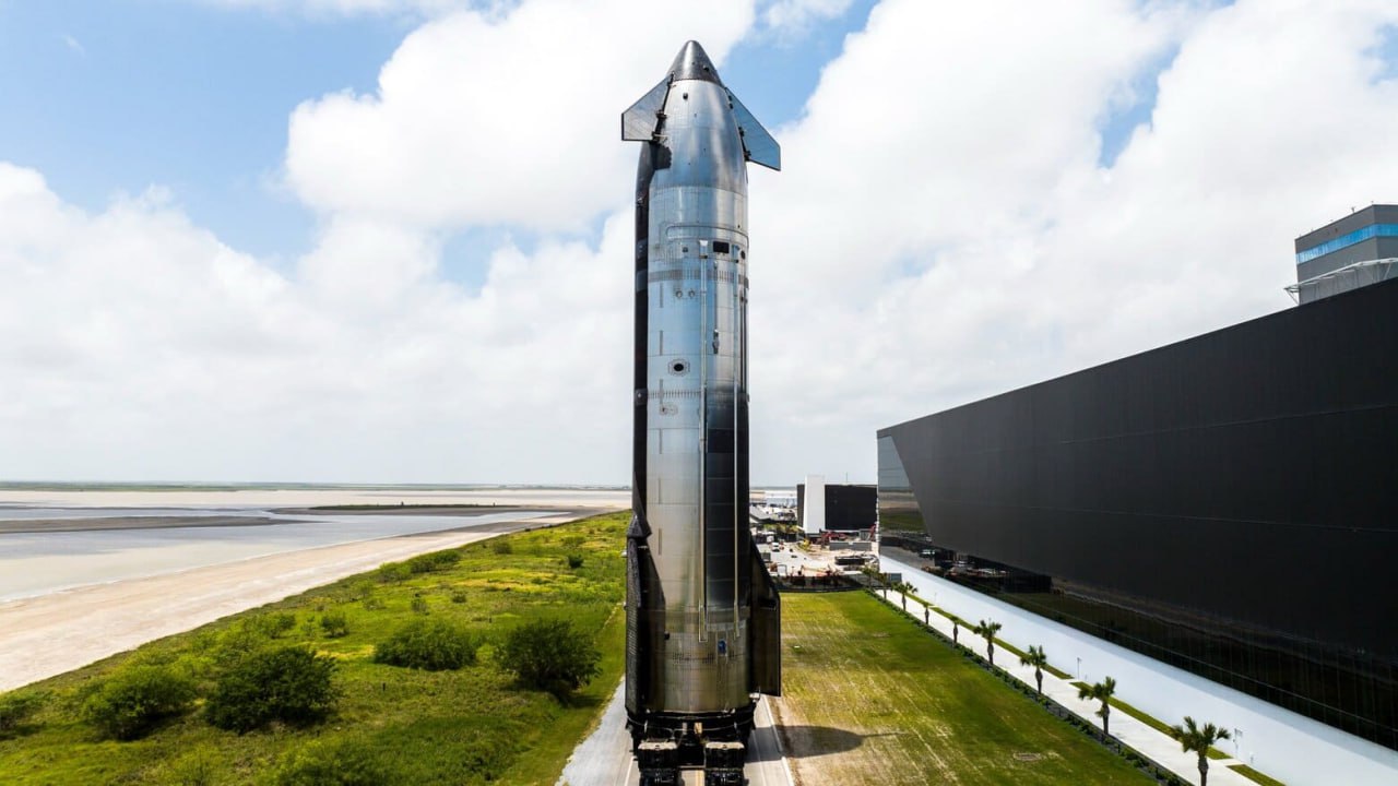 SpaceX объяснила причины взрыва Starship в мартовском испытании и готовится к новому запуску. В компании заявляют, что ошибка устранена, а в этот раз впервые используют пойманную после предыдущего старта первую ступень.