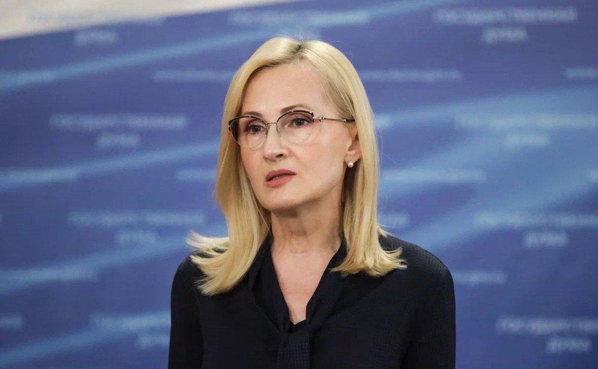Государственная дума единогласно приняла в первом чтении бюджет страны на 2026 2028 годы Для Дальнего Востока наряду с мерами прямой финансовой помощи сохранены все преференциальные режимы которые по сути тоже являются мерами государственной поддержки потому что речь идет об особом налоговом режиме сказала вице спикер Госдумы Ирина Яровая Принятое нами важнейшее решение по Северному завозу отражено в бюджете в виде двукратного прямого увеличения финансирования На реализацию мастер планов выделено 49 млрд 977 6 млн рублей А на госпрограмму социально экономического развития ДФО в 26 м году заложено 62 7 млрд на ближайшие 3 года 170 млрд