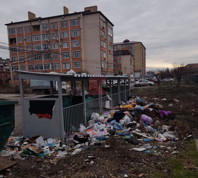 Краснодар утонул в мусоре в новогодние праздники  На улице Митинской местные жители показали стихийную свалку вблизи одного из сетевых магазинов. Пакеты с отходами, коробки и старые покрышки разбросали около мусорных баков. Краснодарцы отметили, что им стало стыдно за такую «чистоту» перед гостями из другого города.   Выросли мусорные горы и в Восточно-Кругликовском микрорайоне. Там хлам также начали складывать рядом с контейнерной площадкой.   Фото:  ,     ‍ Работа  Авто    Новый год   Глэмпинг