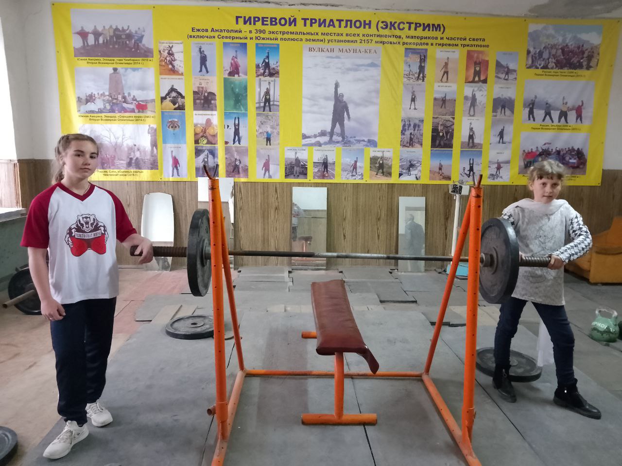 Тренировочные игры по гиревому спорту прошли в Тавричанке В клубе «Атлант» прошли тренировочные игры по гиревому спорту, в которых приняли участие 11 юных спортсменов. Занятие провёл опытный тренер-преподаватель Валерий Черепанов. После короткой пробежки и работы на тренажерах для восстановления дыхания, воспитанники Каховской ДЮСШ перешли к тренировочному процессу, включая подтягивания, отжимания, пресс, толчок, жим и рывок, чередуя упражнения со спортивными играми. Гиревой спорт не только развивает силу и выносливость, но и улучшает координацию и гибкость. Он способствует укреплению сердечно-сосудистой системы и формированию дисциплины, что делает его отличным выбором для всех, кто стремится к здоровому образу жизни! Актуальные новости Херсонской области.