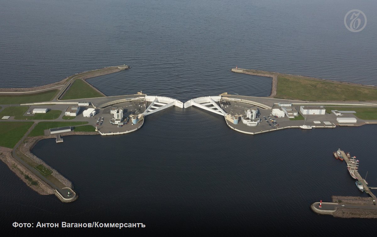 Движение по дамбе частично перекрыли из за ремонта до 7 ноября Дирекция Комплекса защитных сооружений КЗС Санкт Петербурга предупредила автомобилистов о частичных перекрытиях движения по дамбе которые начали действовать после праздничных выходных Как уточнили в ведомстве ограничения коснутся участка на 133 м км внутреннего кольца КАД работы будут вестись на мосту судопропускного сооружения С 2 В связи с этим на период с 09 00 5 ноября до 18 00 7 ноября поочередно перекроют правую и средние полосы на Финской внешней и Невской внутренней сторонах КАД Автомобильное движение организовали по одной левой полосе отметили в дирекции КЗС Водителей просят быть внимательными соблюдать скоростной режим следить за дорожными знаками разметкой и ограждениями kommersant sz