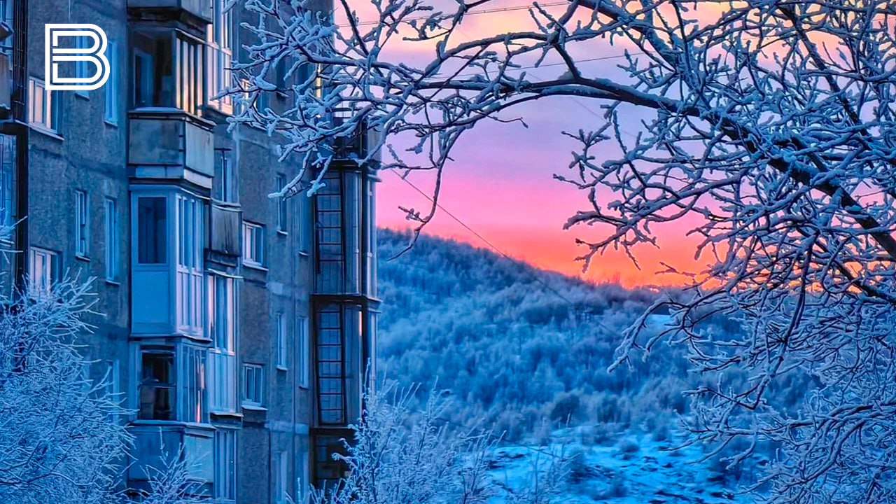 Ученики ряда школ в Мурманской области 30 января учатся дистанционно из за морозов Об этом сообщили в региональном минобрнауки Напомним температура воздуха 30 января опустилась до 20 25 при прояснениях до 27 32 Так из дома занимаются ученики начальных классов Пушновской и Умбской школ СОШ 3 и 20 в Никеле всех школ в Полярных Зорях Оленегорске и Протоках 1 6 классов Ловозерской школы и СОШ 3 в Алакуртти 1 11 классов СОШ 6 в Зеленобрском и всех школ Мончегорска в Зверосовхозе занятия проводят дистанционно на время ремонта системы водоснабжения поселка Все самые важные новости Telegram MAX